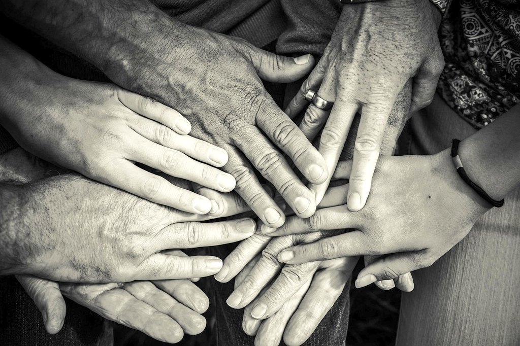 BambinoCairo's tweet photo. La famiglia
Il luogo dove si impara ad amare, il centro naturale della vita umana. È fatta di volti, di persone che amano, dialogano, si sacrificano per gli altri e difendono la vita, soprattutto quella più fragile...
#GiornatainternazionaledellaFamiglia #OasidellaPietà #15maggio https://t.co/seaMphUN3S