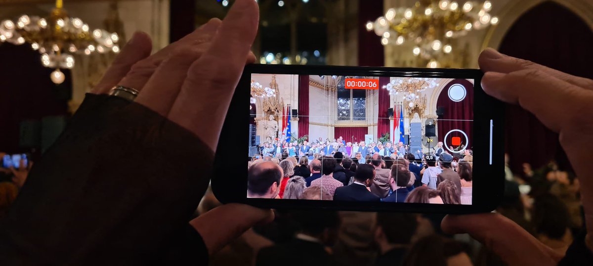 FrauenbergerSa's tweet photo. Der Flüchtlingsball war ein großes Fest der Menschlichkeit und Solidarität! Danke an @M_Wurzenrainer und das gesamte Team vom #integrationshaus https://t.co/pXd3UQoXdg