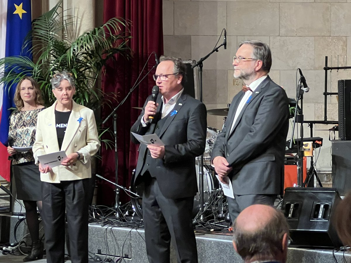 FrauenbergerSa's tweet photo. Der Flüchtlingsball war ein großes Fest der Menschlichkeit und Solidarität! Danke an @M_Wurzenrainer und das gesamte Team vom #integrationshaus https://t.co/pXd3UQoXdg