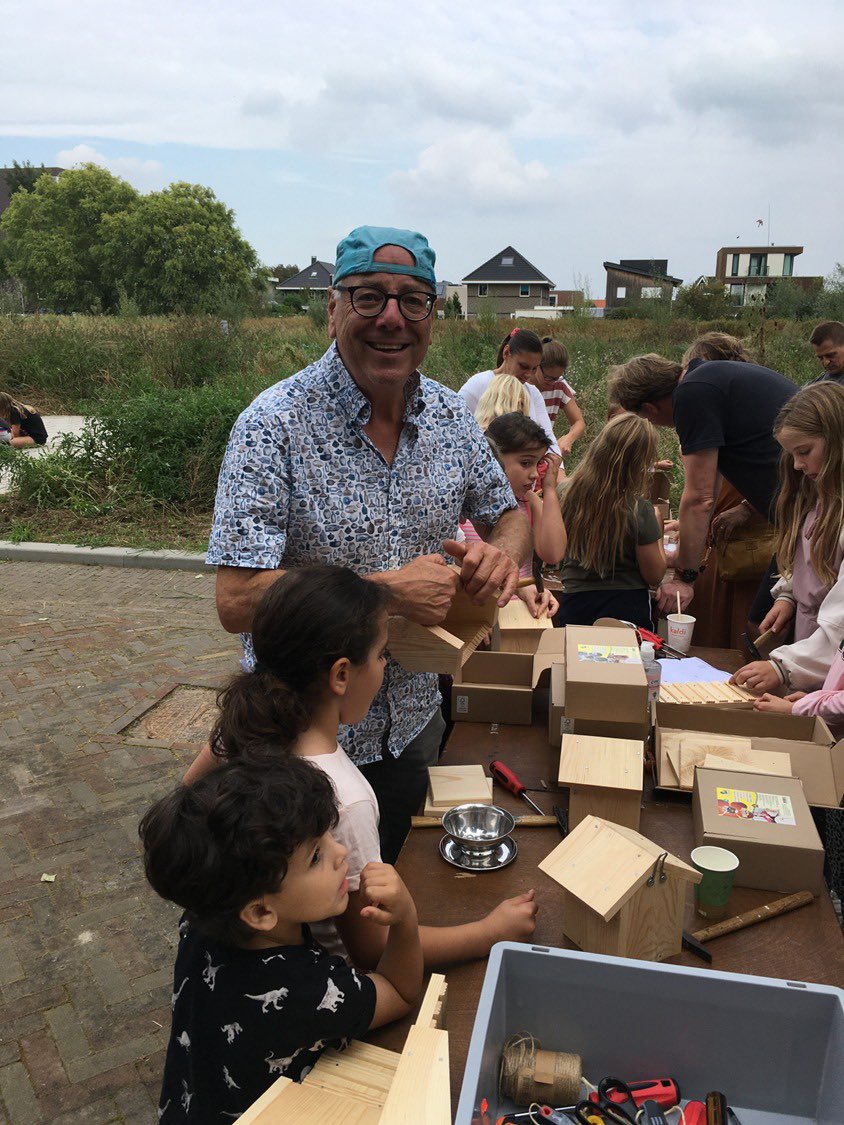Milieueducatie's tweet photo. Olle Mennema, de nestor van Milieueducatie is met pensioen. Olle werkte 44 jaar voor ons. Één van zijn thema’s is het verduurzamen van scholen. In mei organiseerde hij het symposium ‘De school als duurzame leefomgeving’. https://t.co/PSRqDfsxqD @duurzaam_denhaag @gemeentedenhaag https://t.co/tcK5Bo7E99