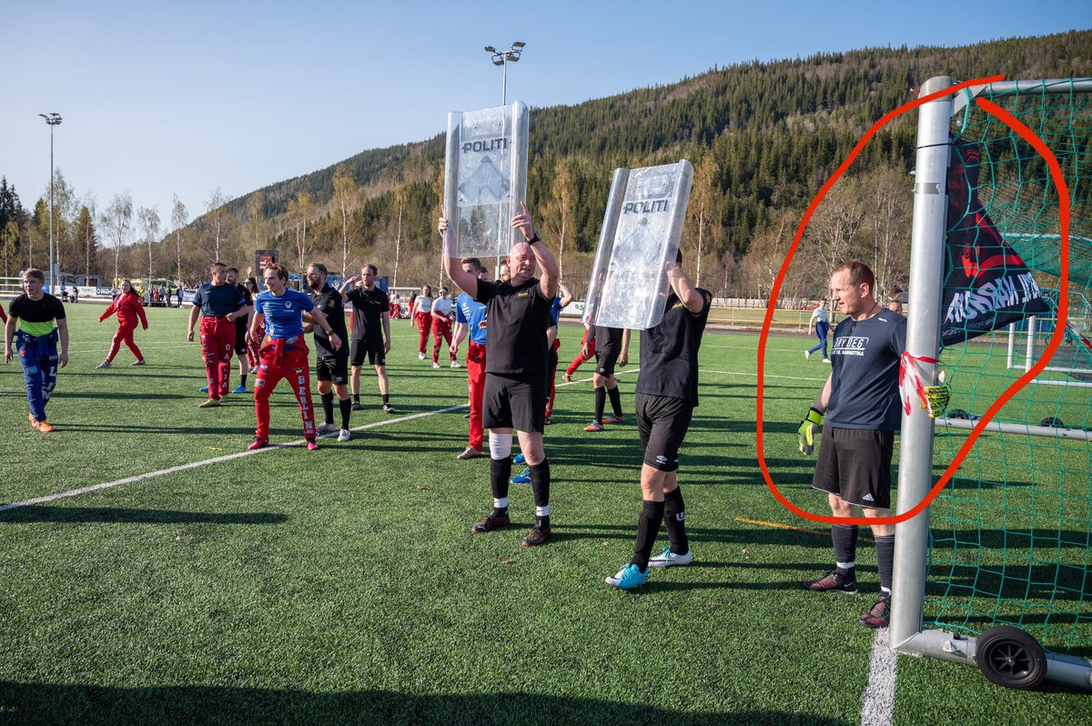 NITECH30's tweet photo. Fersk rolleblanding i @Helgelending1 i dag fra Mosjøen, politiet har dekorert fotballbanen med bry deg-plakater og går i bry deg-skjorter.. Slutt med dette NÅ! #NarkoTwitter @Politidir 
https://t.co/6Q4USDI1pn https://t.co/fq6D37j4bB