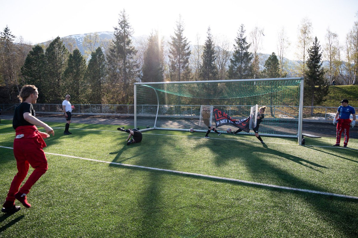 Fersk rolleblanding i <a href="/Helgelending1/">Helgelendingen</a> i dag fra Mosjøen, politiet har dekorert fotballbanen med bry deg-plakater og går i bry deg-skjorter.. Slutt med dette NÅ! #NarkoTwitter <a href="/Politidir/">Politidirektoratet</a> 
helg.no/bildeserie-rus…