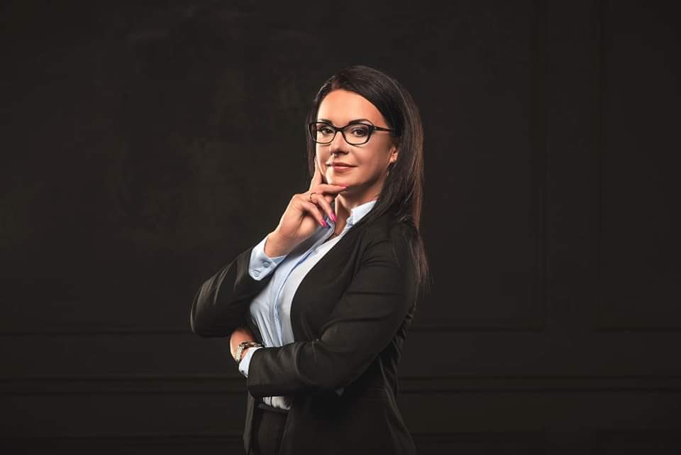 marekmaterek's tweet photo. Dolnośląskie. Adwokat Mirella Nowak kolejną kandydatką Ruchu Marka Materka w wyborach do Senatu RP. O mandat senatora ubiegać się będzie z okręgu nr 2, obejmującego obszary powiatów jaworskiego, kamiennogórskiego, karkonoskiego i złotoryjskiego oraz miasta Jelenia Góra. https://t.co/5QlUaPY5wl