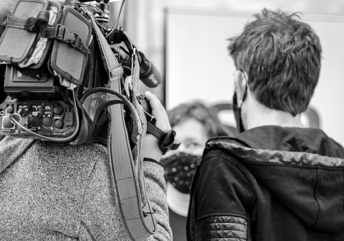 "Danes vojna niso samo tanki, temveč tudi prebojne tehnologije hibridnega vojskovanja, na katere moramo biti zelo pozorni."
- <a href="/nmusar/">Nataša Pirc Musar</a> na razpravi Svobodni mediji: branik pred dezinformacijami v času vojne v Hiši Evropske unije

📢 Z okrogle mize poroča Tjaša Lorbek.