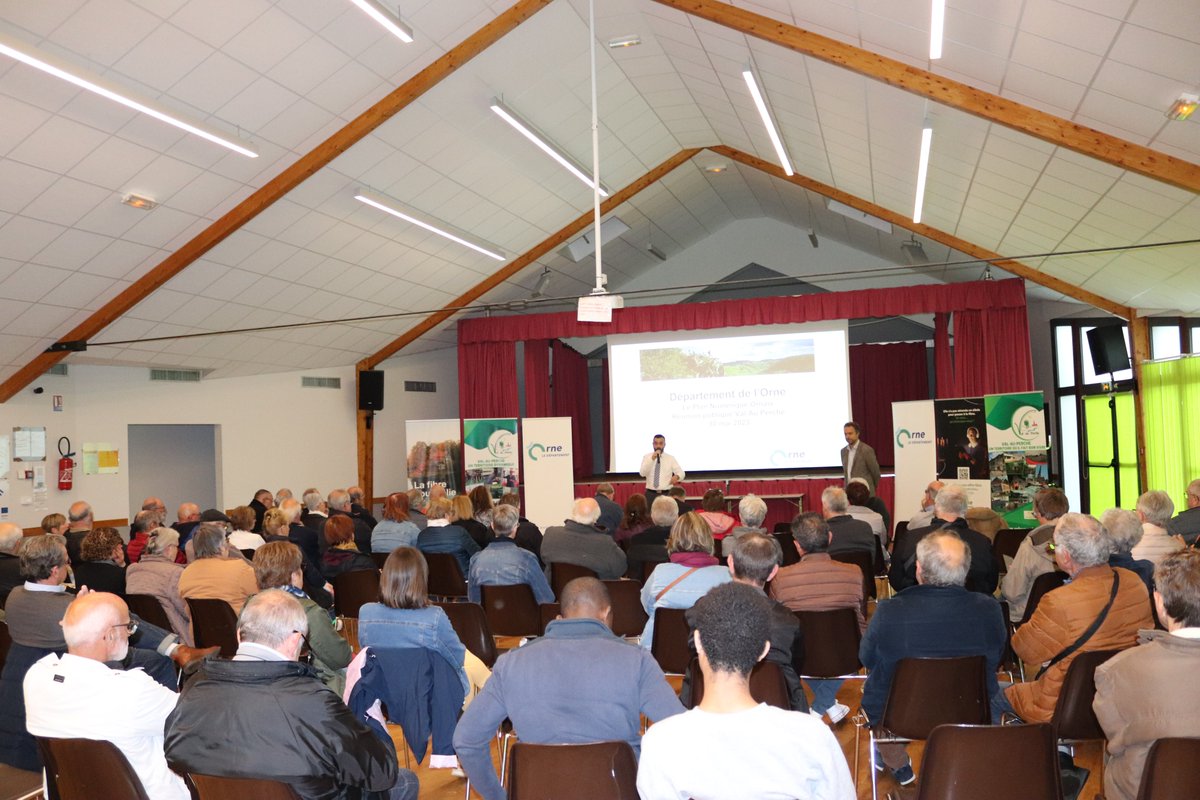 Mercredi dernier, nous étions à Val-au-Perche, pour parler déploiement et usages de la fibre.
Merci à la commune pour son accueil.