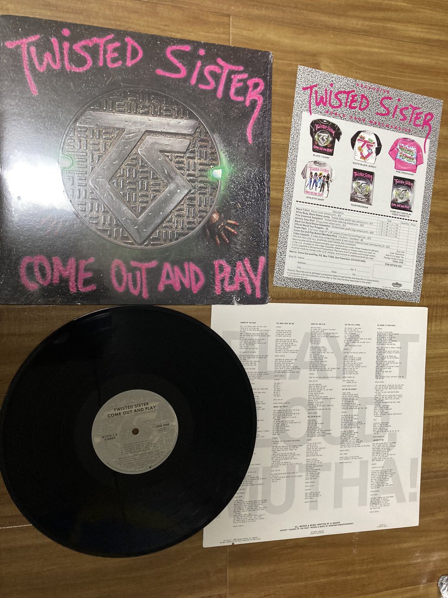 ah_nitta's tweet image. #TwistedSister  #ComeOutAndPlay
昔のグッズのチラシ入り！
Tシャツ14ドル、スウェットシャツ22ドル。時代を感じる。
#heavymetal #hardrock