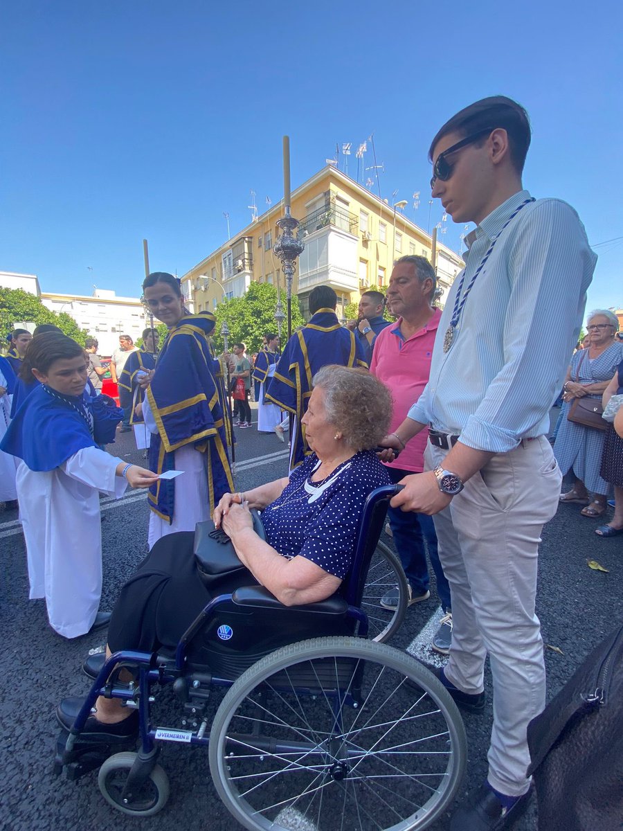Qué orgulloso estoy de mi Hermandad y de mi barrio. Gracias a San José Obrero, por permitirme disfrutar de él un año más, en la calle con mi abuela. <a href="/HermandadSJO/">Hermandad de San José Obrero</a>