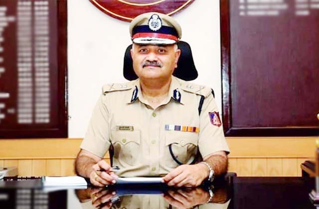 Beantsharma5's tweet photo. केंद्र में बढ़ा हिमाचल का कद, IPS प्रवीण सूद बने सीबीआई निदेशक।
कांगड़ा जिले के प्रागपुर निवासी 1986 आईपीएस बैच के अधिकारी प्रवीण सूद सीबीआई के निदेशक बने हैं।उनकी इस नियुक्ति से हिमाचल में खुशी की लहर।वह कर्नाटक में डीजीपी के पद पर आसीन थे।
#Himachal #Shimla #Kangra #bharat #CBI https://t.co/Eq5hyPRAma