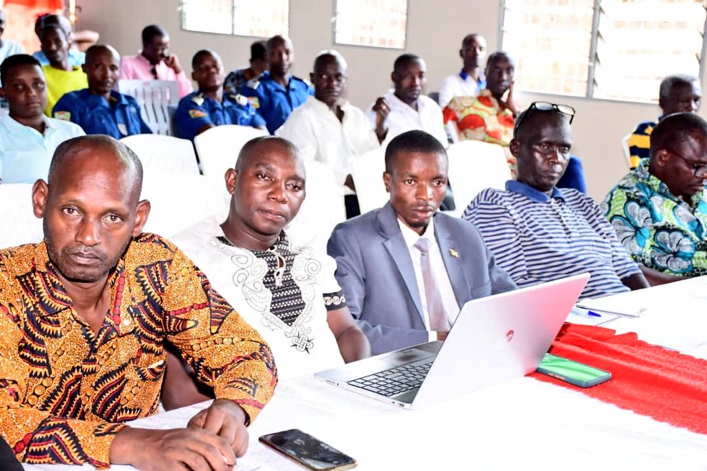 Pour la question de former les jeunes en #TIC soulevée par les participants dans cette réunion <a href="/LeocadieNdacay2/">Leocadie Ndacayisaba</a> du @mincotim
 indique que le @mincotim  a déjà mis en place un projet qui va s'en occuper.