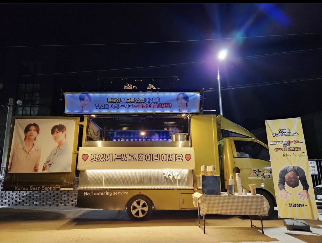 maxchangminPH's tweet photo. Yunho hyung and all staff members! Eat delicious snacks and be more energized! https://t.co/QZsTvp7sdI