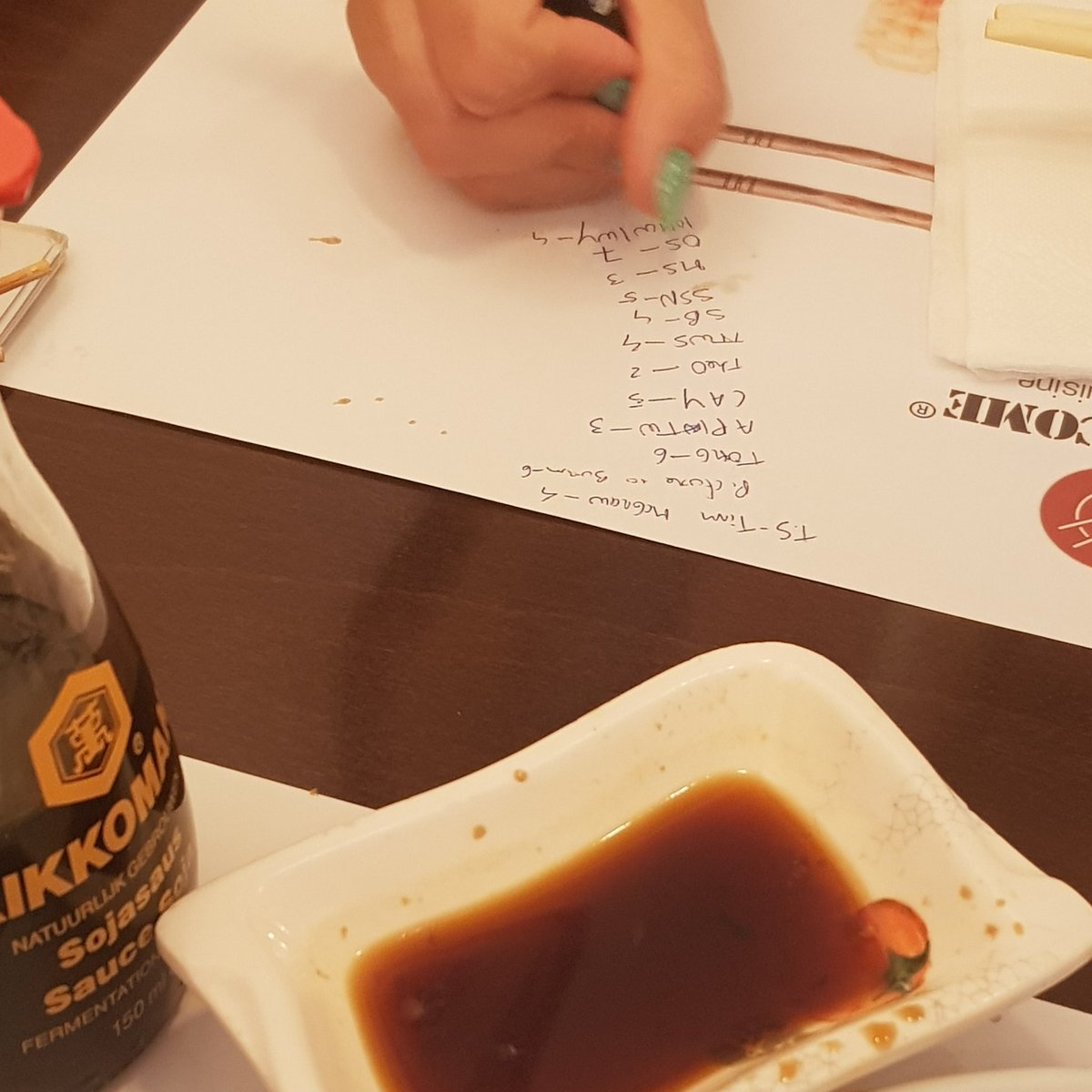 bongo8frutos's tweet photo. viemos almoçar e eu pedi tanto sushi que ela ficou aborrecida e comecou a rankear todas as musicas da taylor swift https://t.co/D8xZrCiiYk