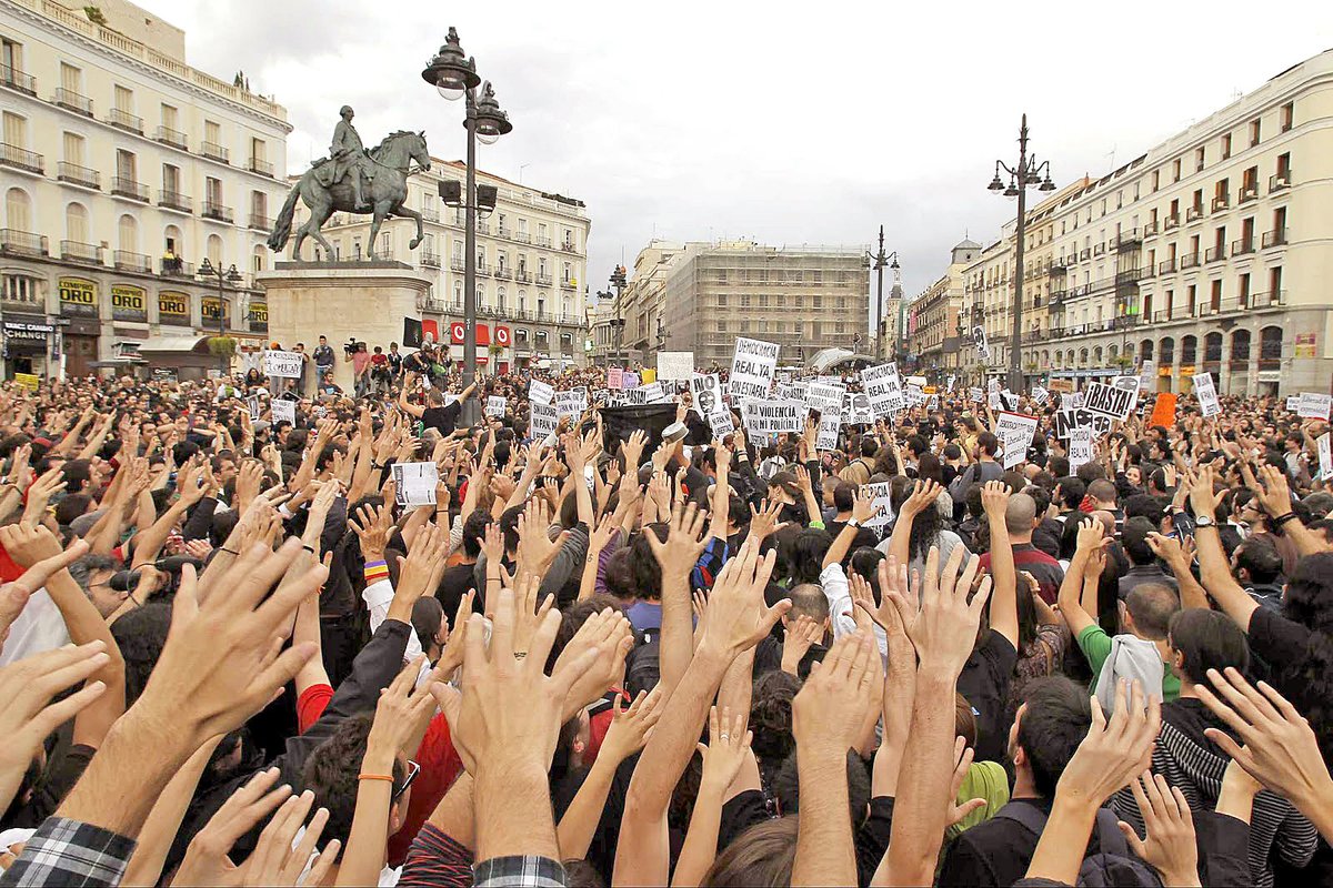 EquoMadrid's tweet photo. Dormíamos, despertamos.

Hace 12 años las madrileñas acamparon en Sol para reivindicar que la política no son solo las instituciones.🙌🏼

La acampada ya solo esta en nuestros corazones pero las ideas siguen vigentes.

#12anos15M #AcampadaSol 🌞 https://t.co/RjBdfJy4gA