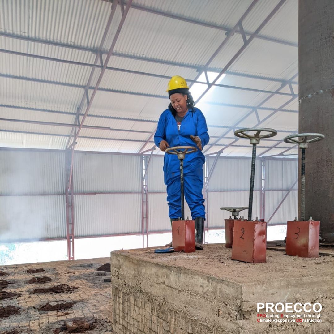Addressing rising demand for low-carbon 🧱and promoting the local industry #madeinRwanda, we are offering operationalization training to a team of 18 skilled workers and 6 future service providers for 10 days at Brique Nouvelle, Huye district. 
#BuildBetterBuildLocal