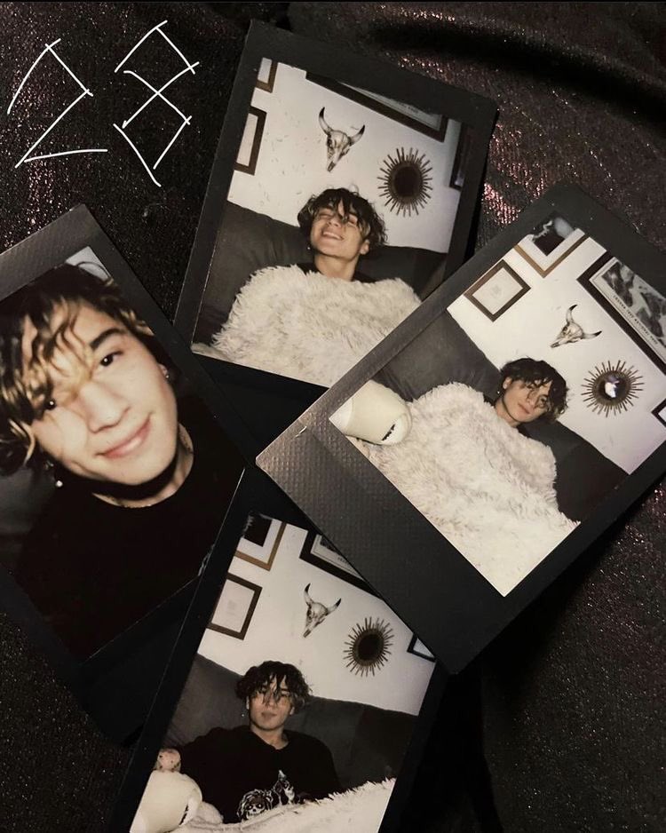 joyeux anniversaire, bébé Julian!

       ૮ᜊ ☄️ ࣪  ˖ ☆  🎂. ୨ ! ୧ ˚₊  🍭. ୨

children grow up too fast, but you will remain a little lemur in my heart forever.