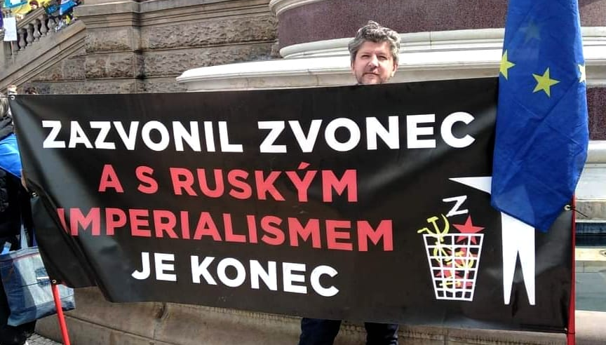 Posledniskaut's tweet photo. Spoluzakladatel Pražského ruského protiválečného výboru Anton Litvin v rozhovoru pro @investigace_cz: "Od zdrojů, které vám bohužel nemůžu prozradit, vím, že konec Ruského domu v Praze se blíží." 
https://t.co/Da3RrqMg9C https://t.co/aKbXOta219
