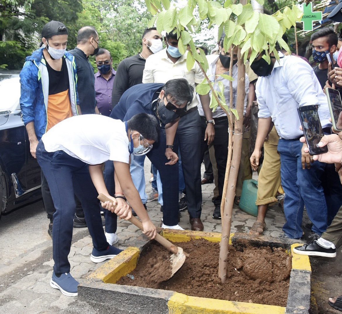 A tree planted today will help the generation of tomorrow. 

With the goal of creating a greener and happier planet for the next gen, Ajay Devgn and his son Yug spearheaded a tree plantation drive in Mumbai. 

#NYFoundation #NYF #AjayDevgn #YugDevgn #NGO #TreePlantation