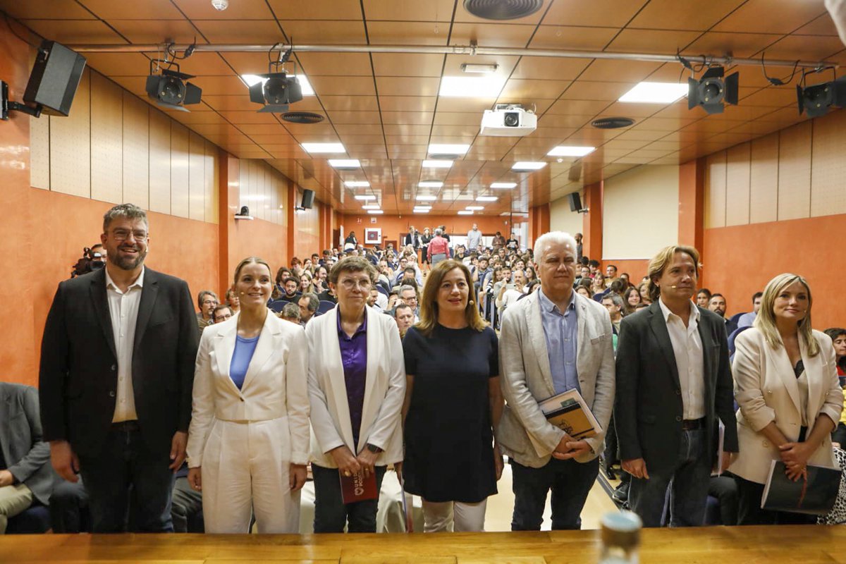 F_Armengol's tweet photo. Els joves sou present i us mereixeu viure un futur ple d'oportunitats.

Ampliarem els vostres drets i llibertats amb:
· Pla salut mental
· Transport públic gratuït i nocturn
· Habitatge assequible amb llei estatal
· Graus i FPs gratuïts
· Entrada hipoteca avalada pel Govern
· Millores laborals i salarials

No deixarem que el vostre futur depengui de les vostres butxaques o orígens. Som i serem al costat de la igualtat d’oportunitats.

Moltes gràcies, @UHmallorca i @CESAG_, per donar-me l'oportunitat d'explicar el projecte de futur del @psibpsoe a tots els i les estudiants.