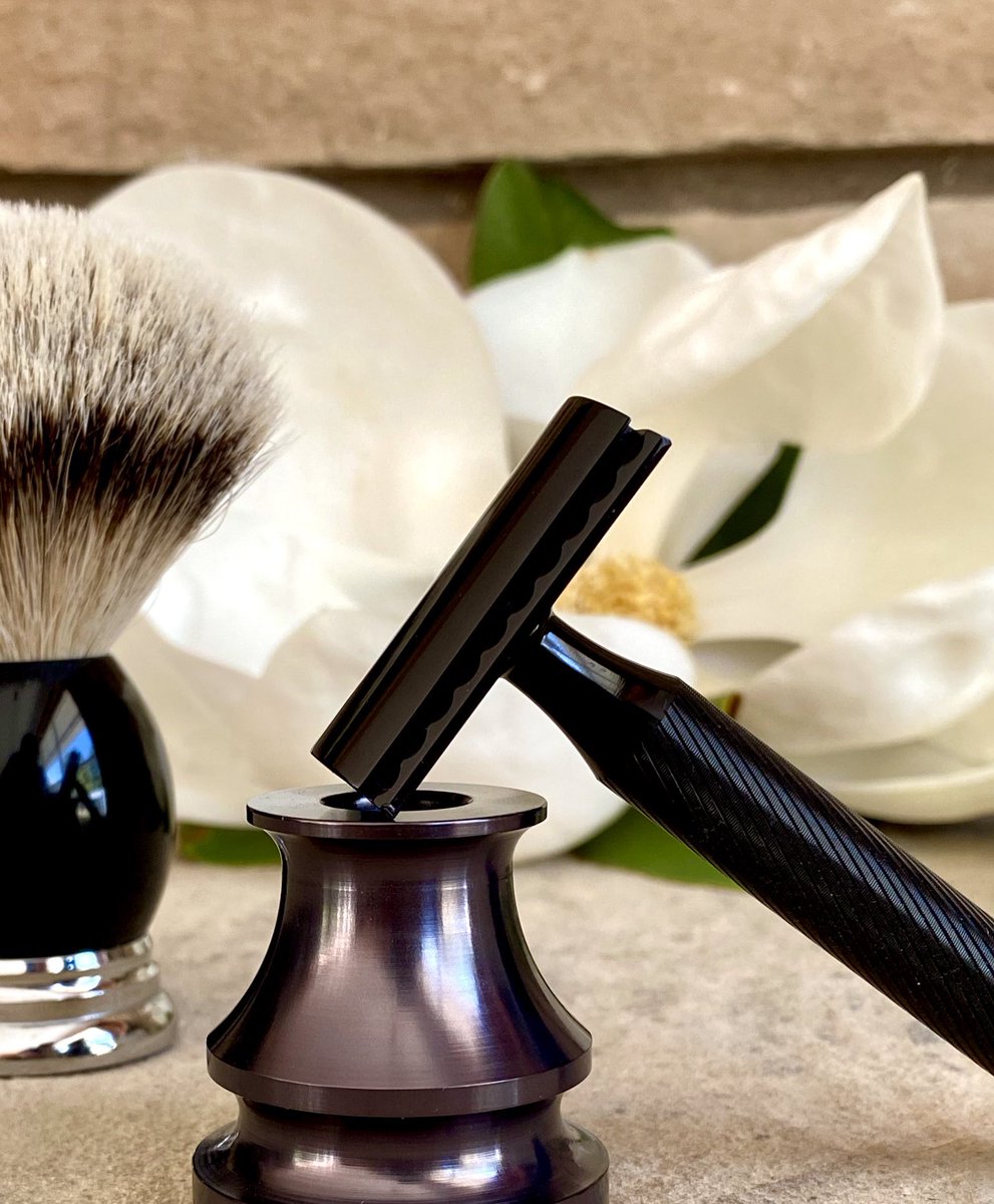 An aluminum Windsor Pro and a Silver Tip Badger Brush will make an excellent graduation present. @badgerandblade @_wetshaver_ @shaver_raver @shaving_with_a_yeti_father <a href="/mantic59/">mantic59</a> @wet_shaving_scuttles @sig_solo
