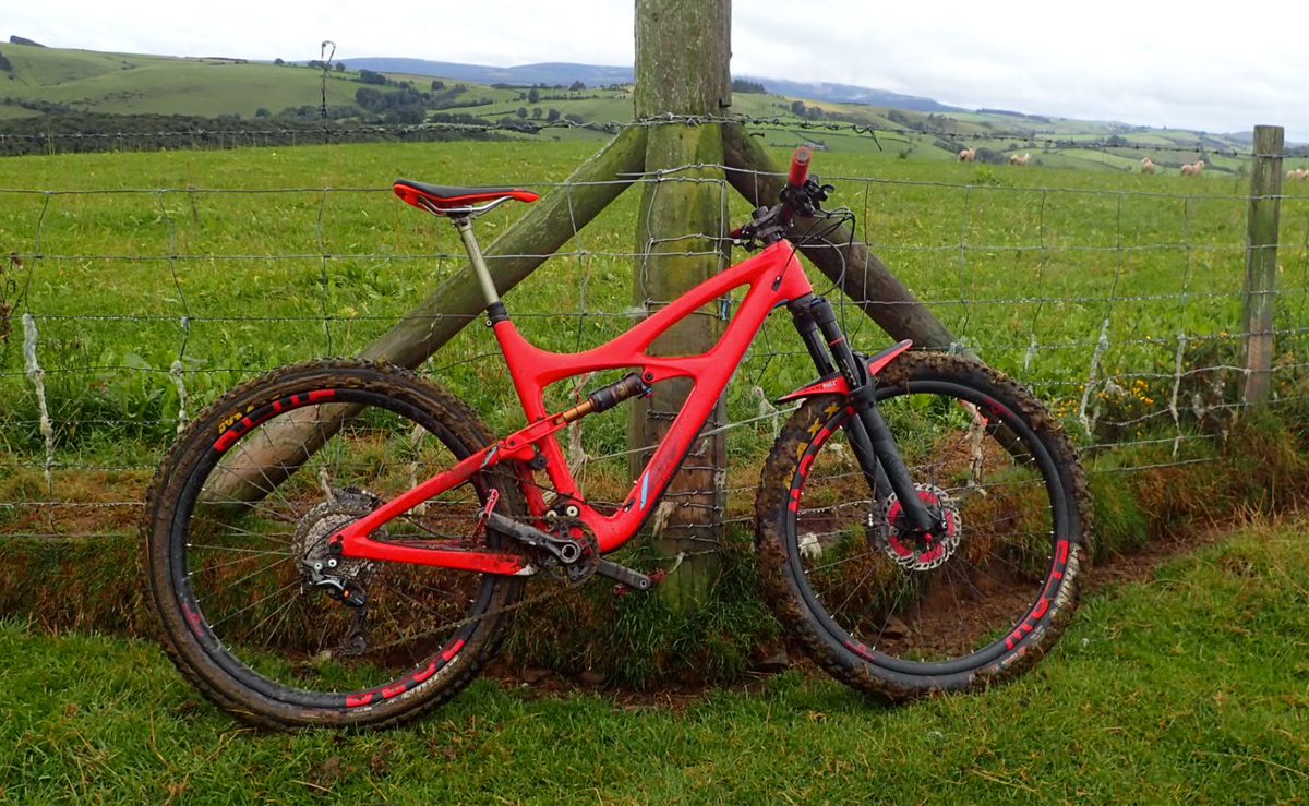 P_HEDGEHOG's tweet photo. I still miss this bike. My first Ibis - A Mojo3 running chubbies (remember those). I think this is taken on the wettest #transcambrian every recorded ;)

I am glad tho I'm over my (not very) colour matching phase tho :) https://t.co/aF00cfpfWR