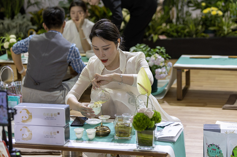 shoppinginCN1's tweet photo. ๐ตThe China (#Sichuan) Int'l Tea Expo, held from May 11-14, attracted nearly 2,000 firms from home and abroad. As a major tea-producing province in China, exhibitors from Sichuan displayed dozens of tea brands including Tianfu Longya #greentea, #Mengding tea & #Emei Mountain tea. https://t.co/6uOFXvx5ty