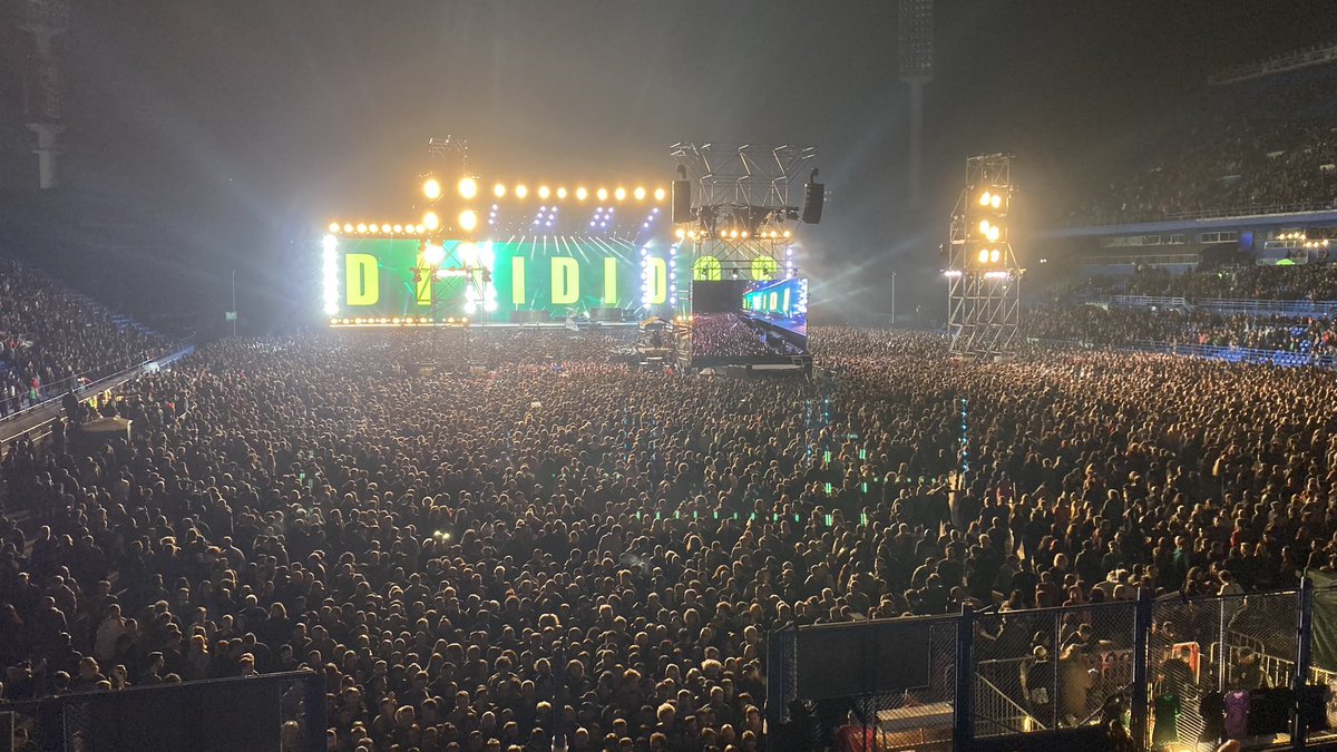 UltimoCapricho's tweet photo. #Divididos 35 años a lo grande! Increíble show! La aplanadora demostrando su poder https://t.co/kvZGZJnFtY