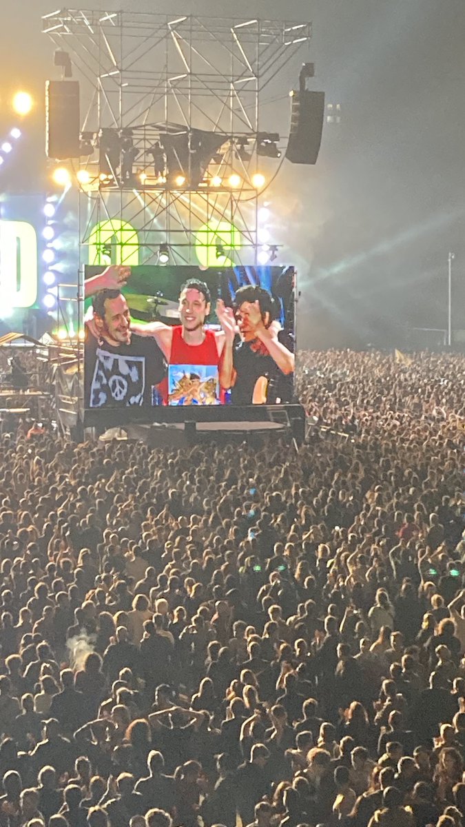 UltimoCapricho's tweet photo. #Divididos 35 años a lo grande! Increíble show! La aplanadora demostrando su poder https://t.co/kvZGZJnFtY