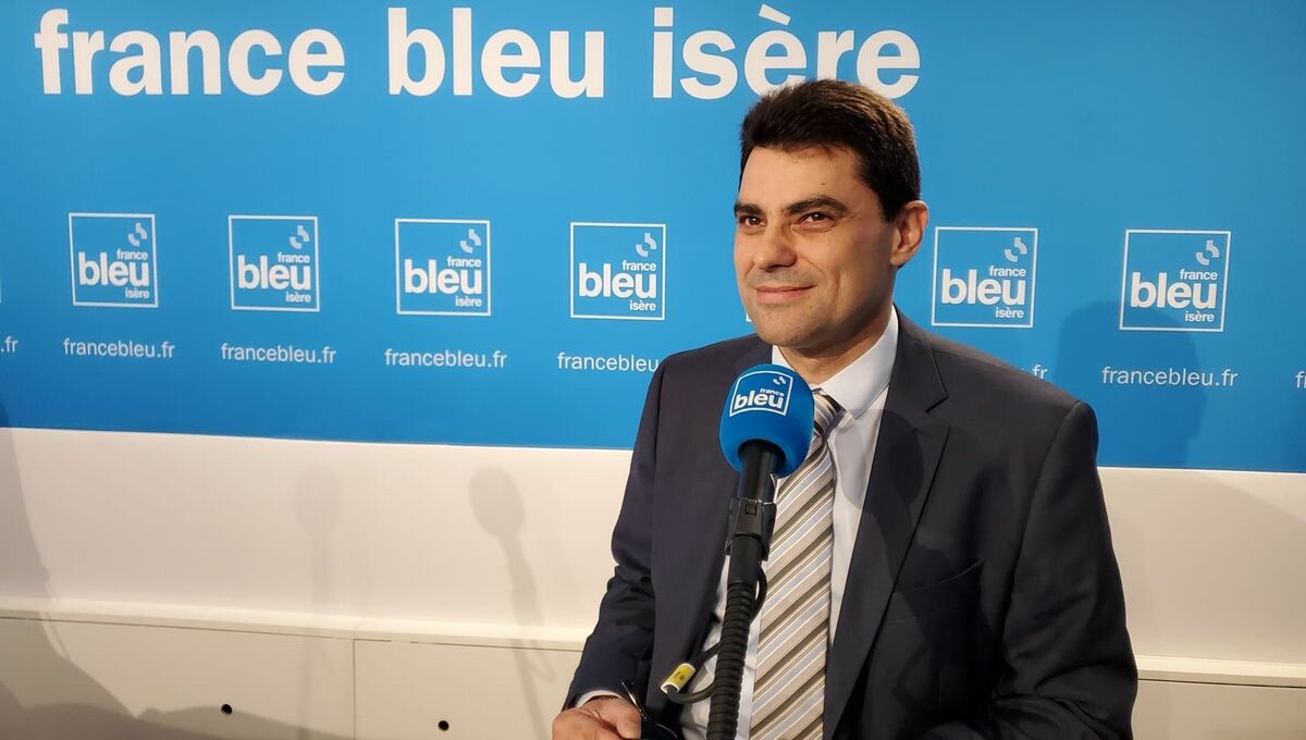 ici_isere's tweet photo. Professeurs non remplacés : "99% des classes fonctionnent normalement" assure le directeur académique en Isère
➡️ https://t.co/imf4aceOLY https://t.co/1obh30eQ3t