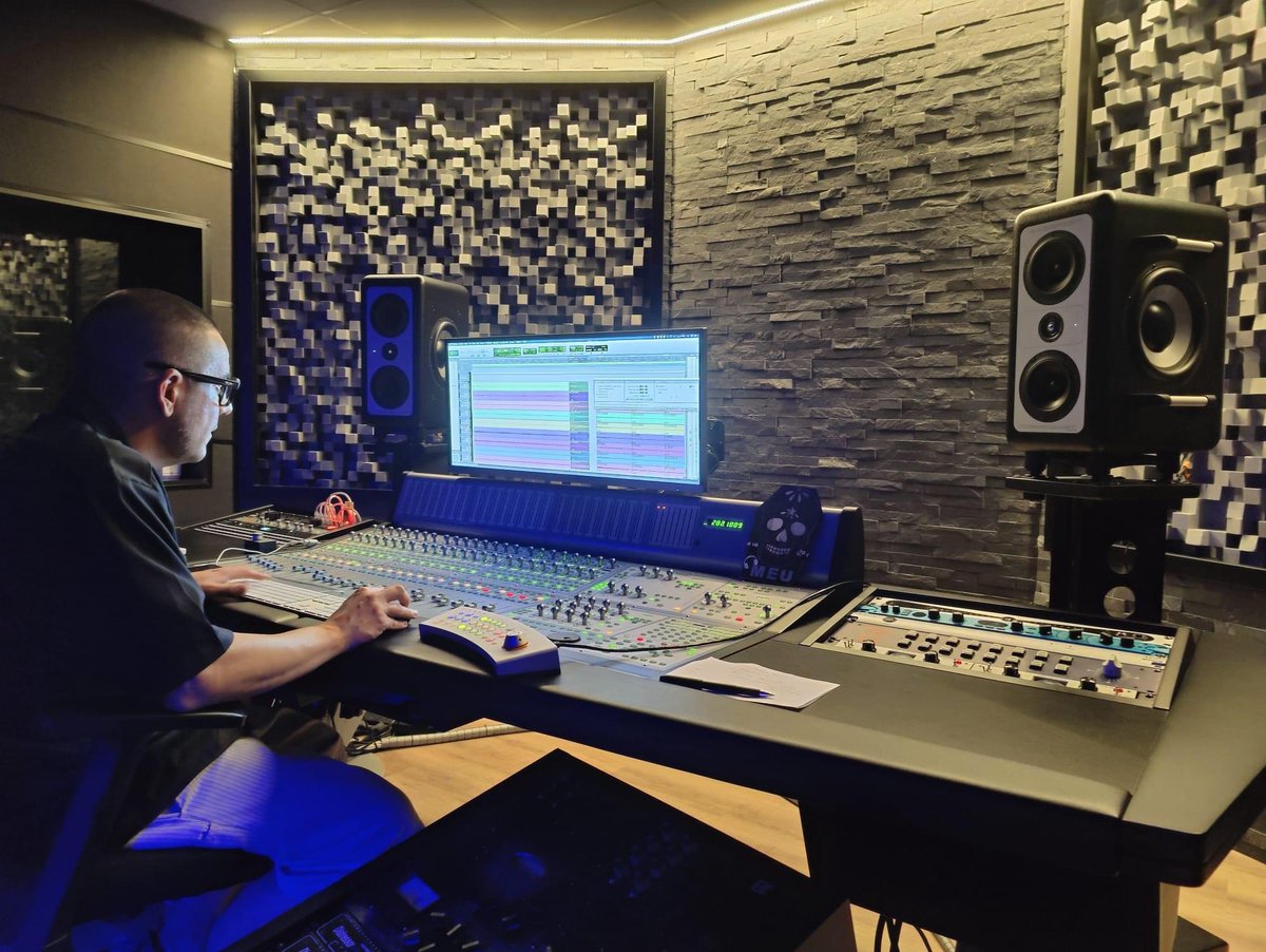 eonmetal's tweet photo. ⚫🤘NUEVO MATERIAL

La semana pasada entramos a grabar en los Sadman Studio lo que será el nuevo material de EON, de la mano de Carlos Santos.

A lo largo de los próximos días os iremos dejando nuestras primeras impresiones.

@RWEagencia https://t.co/jYxNK5dMfm