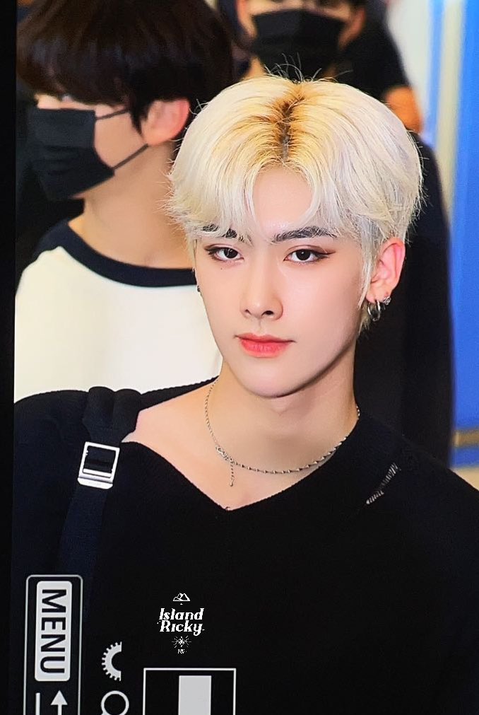 sillybabycat's tweet image. i desperately need a grwm/makeup tutorial from ricky