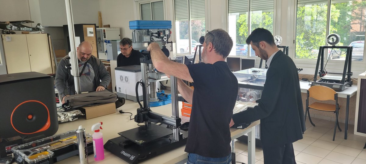 siileygues's tweet photo. Les Professeurs de SII et de Technologie s'activent finaliser l'installation du matériel pour #prototyperen3d https://t.co/6ZoxJiQBPq