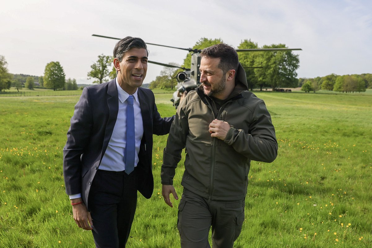 10DowningStreet's tweet photo. Prime Minister @RishiSunak welcomes President @ZelenskyyUA back to the UK 🇬🇧🇺🇦 https://t.co/9zNBBe0uGo