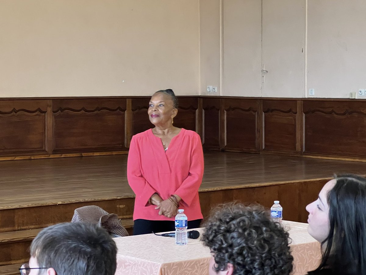 ClgEsquinanceLR's tweet photo. Dans le cadre des semaines de mémoires en partenariat avec la Mairie de la Réole et l’association Mémoires &amp; Partagés les élèves de 3A et 4B rencontrent Mme Taubira.@AcBordeaux https://t.co/bv8QCl0i0e