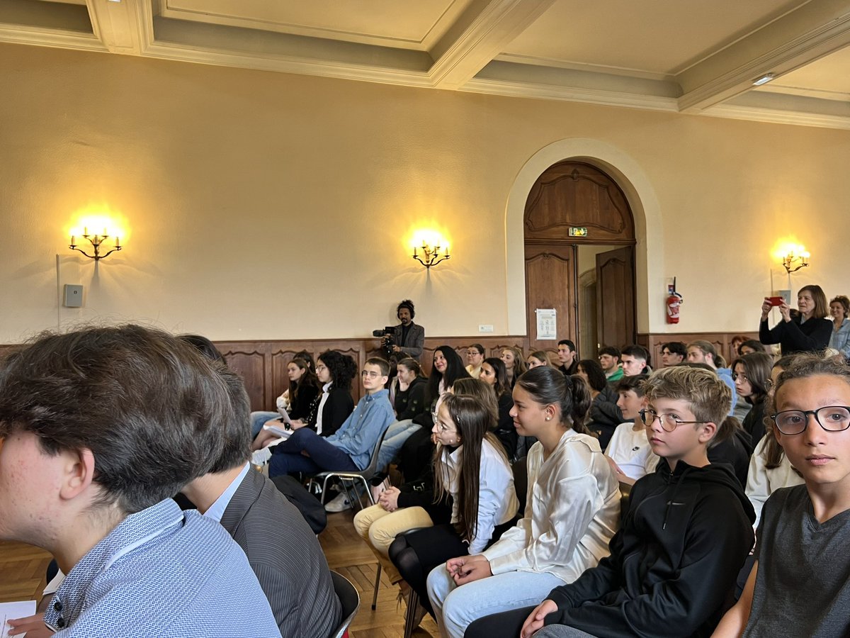 ClgEsquinanceLR's tweet photo. Dans le cadre des semaines de mémoires en partenariat avec la Mairie de la Réole et l’association Mémoires &amp; Partagés les élèves de 3A et 4B rencontrent Mme Taubira.@AcBordeaux https://t.co/bv8QCl0i0e