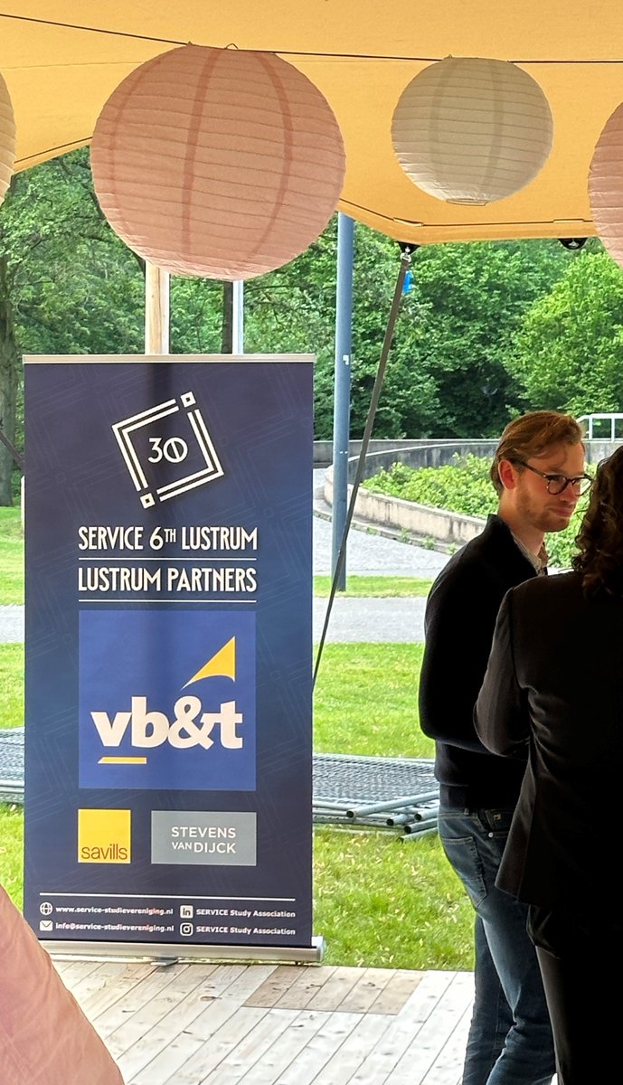 SERVICE Study Association viert in het academiejaar 2022-2023 haar 30ste verjaardag. Dit lustrum wordt gevierd met verschillende activiteiten.

Afgelopen vrijdag stond de Prosecco Party op het programma. 🥂
Uiteraard was Stevens Van Dijck als partner van SERVICE ook aa!