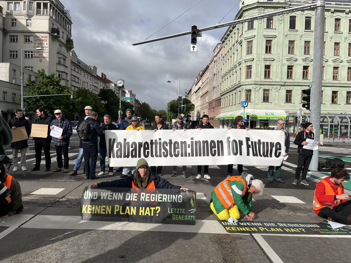 radiofm4's tweet photo. Klimaaktivist*innen wurden heute bei einer Klebeaktion in Wien von Kabarettist*innen unterstützt. Unter den „Kabarettist:innen for Future“ waren u.a. Robert Palfrader, die Science Busters, David Scheid und Antonia Stabinger. https://t.co/JUOpUwFHsp https://t.co/9FmcxVES15