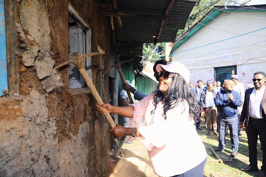 AdanechAbiebie's tweet photo. ክቡር ጠቅላይ ሚኒስትራችን ከሶስት ቀናት በፊት ያስጀመሩትን የክረምት በጎ ፈቃድ ስራ ተከትሎ  እኛም ዛሬ 3500 የሚሆኑ የመኖሪያ ቤት ዕድሳት አስጀምረናል::ልበ-ቀና ባለሀብቶችንና ሕዝባችንን በማስተባበር የበርካታ ነዋሪዎቻችንን ችግር መቅረፍ 1/3 https://t.co/TT6UlZnwXP