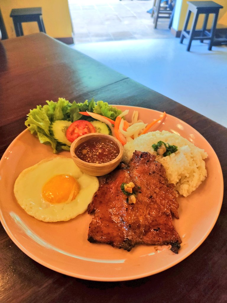 a2_bali's tweet photo. 今日のランチは
ミーティングで外出ついでに
久しぶりのベトナム料理

豚焼肉がのったCơm Sườn（コムスン）

ベトナムで食べて
好きになった料理のひとつですが
日本人の口にピッタリなので
ぜひお試しください❣️

#バリ島
#バリ島のごはん
#ベトナムのごはん https://t.co/qy1yJaURfE