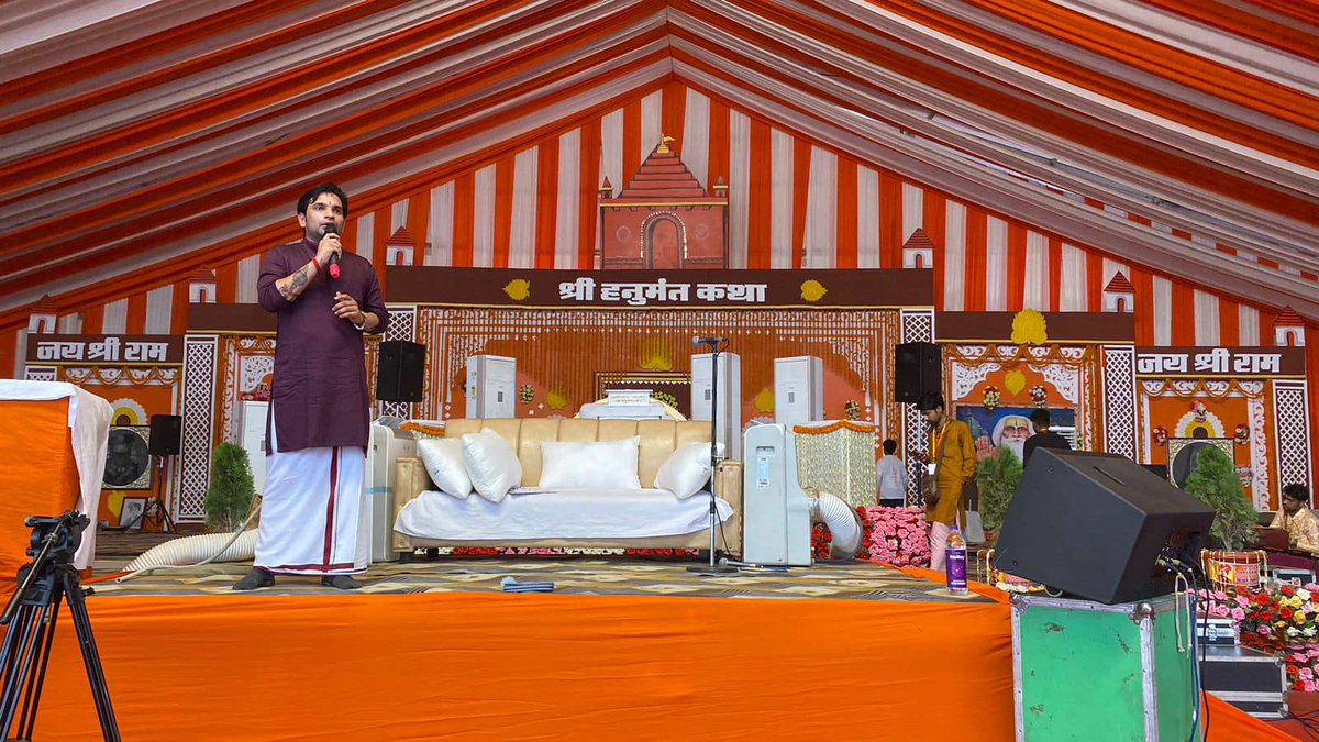 bageshwardham's tweet photo. सज गया दिव्य दरबार… 
लाखों लोगो की इच्छा थी पूज्य सरकार दिव्य दरबार ज़रूर लगाए सरकार ने सबकी अर्ज़ी स्वीकार करते हुए दरबार लगाने की घोषणा की….बस कुछ ही पलों में पूज्य सरकार दरबार में पहुँचने वाले है https://t.co/Xja260q3jI