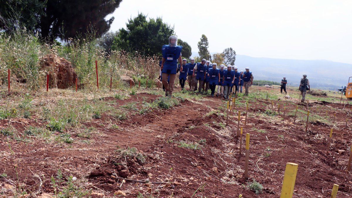 MAGsaveslives's tweet photo. Nous sommes reconnaissants du soutien de la France et du @CdCMAE dans cet effort, qui permet à MAG de déployer des démineurs sur la Ligne Bleue. Grâce à ce projet, les communautés peuvent exploiter les terres fertiles une fois décontaminées, pour des projets agricoles durables. https://t.co/Dm28GsweBb