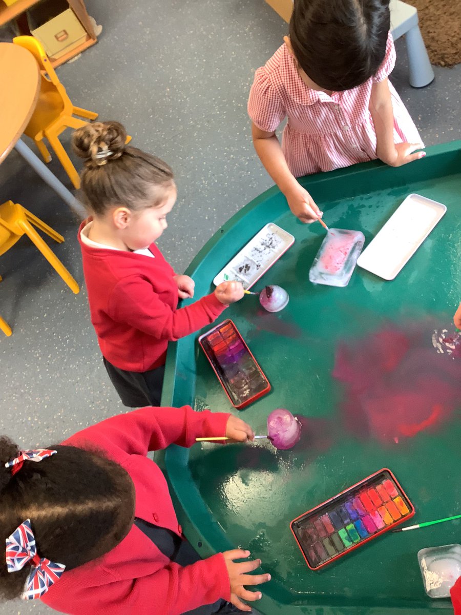 NurseryOPS's tweet image. This weeks story is Be brave little penguin.🐧 

We looked at where penguins live on the interactive globe and spoke about the environment they live in.🌎 

In our tuff spot we have frozen penguin blocks to paint #opsgeography #opsscience #wheredoanimalslive #penguins