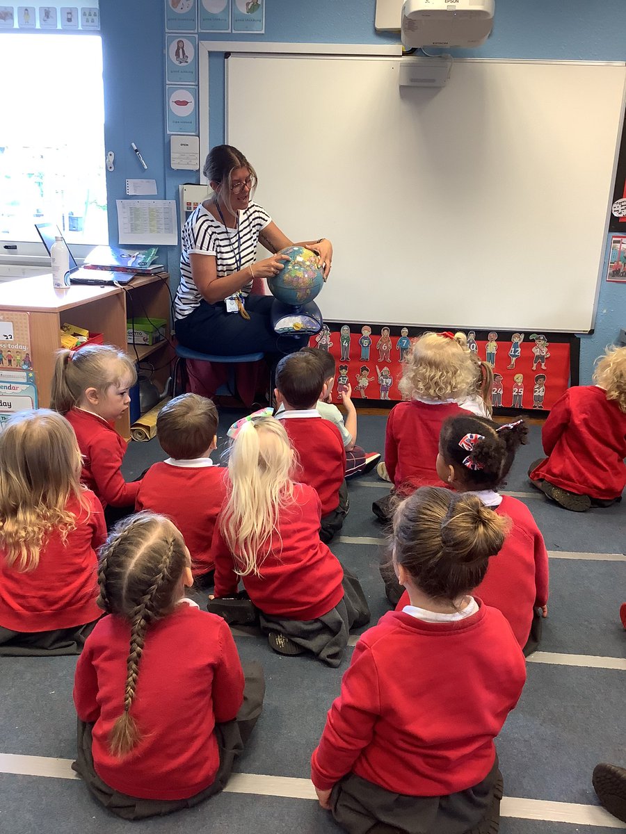 NurseryOPS's tweet image. This weeks story is Be brave little penguin.🐧 

We looked at where penguins live on the interactive globe and spoke about the environment they live in.🌎 

In our tuff spot we have frozen penguin blocks to paint #opsgeography #opsscience #wheredoanimalslive #penguins