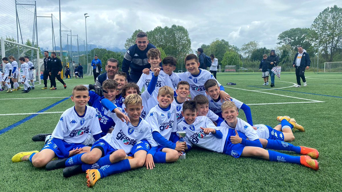 EmpoliFC's tweet photo. 📸🏅🏆 L’Under 11 di mister Gabriele Benassi ha vinto il torneo di Viareggio superando nel girone finale #Ghiviborgo, #Tarros e #Luccasette https://t.co/FtjEmMppHA