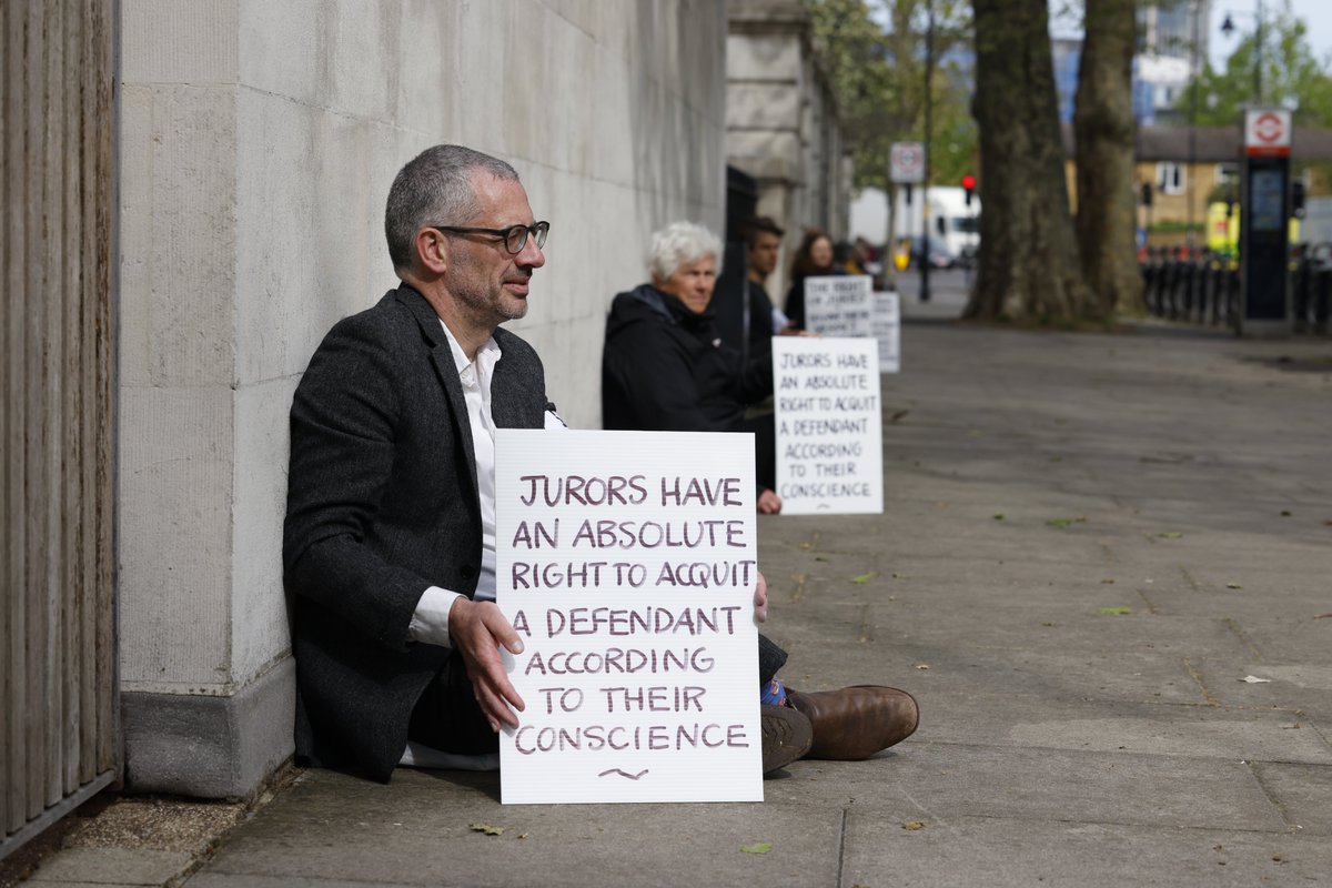 🚨BREAKING: HIGH NOON AT CROWN COURT AS 24 PEOPLE INCLUDING LAWYERS, MEDICS AND QUAKERS DEFY JUDGE WHO JAILED DEFENDANTS FOR SPEAKING ABOUT THEIR MOTIVATIONS 

24 ordinary people are showing solidarity with defendants banned from talking about their motivations during trials