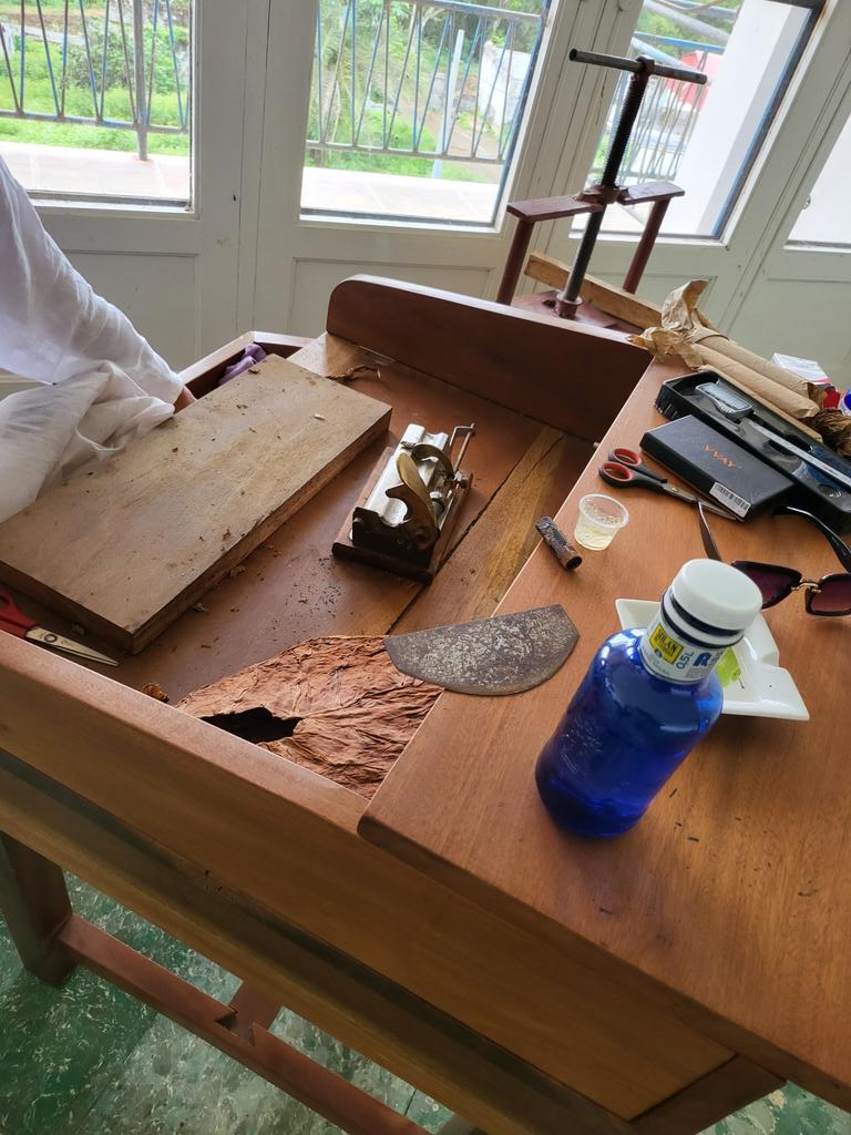 GabrielObiang's tweet image. "Some people meditate; I smoke Cigars" - Ron Perlman.  #guineaecuatorial #basile