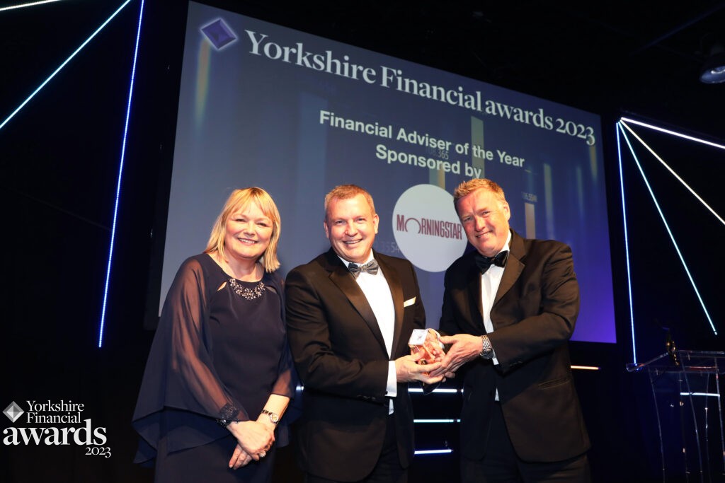 MorningstarWPUK's tweet photo. Morningstar is proud to have sponsored the Best Financial Adviser of the Year award at the @YorksFSAwards. Our Business Development Manager, Chris French was in attendance to present the award to Andrew Elson of @BerryandOak. Congratulations to all the evening's winners! https://t.co/jtzTET6fJO
