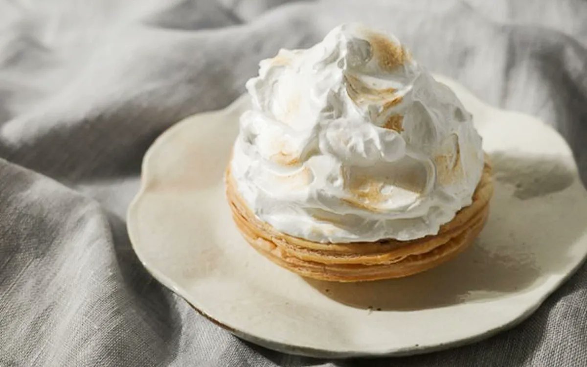 東京都文京区を中心に3店舗を展開する「マミーズ・アン・スリール」の「雲の上のレモンパイ」。 雲のようなふわふわのメレンゲ、ガツンと酸味の効いたレモンクリーム、バターがふんわりと香るパイ生地が絶品なのだ！ 
buff.ly/44Vrrk2