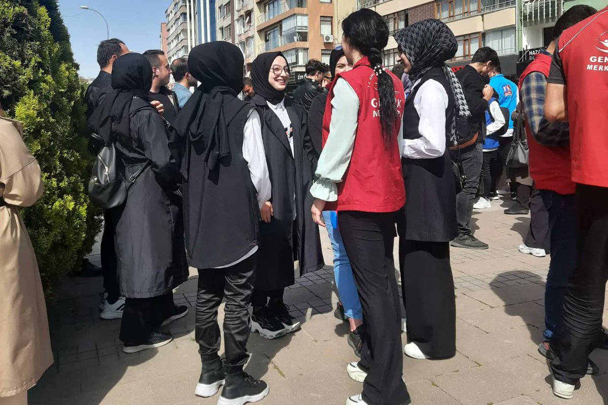 15-21 Mayıs tarihleri arasında kutlayacağımız 41. Gençlik Haftası, Saygı Duruşu, İstiklal Marşımızın okunması ve Atatürk Anıtına Çelenk Sunumu ile başladı.