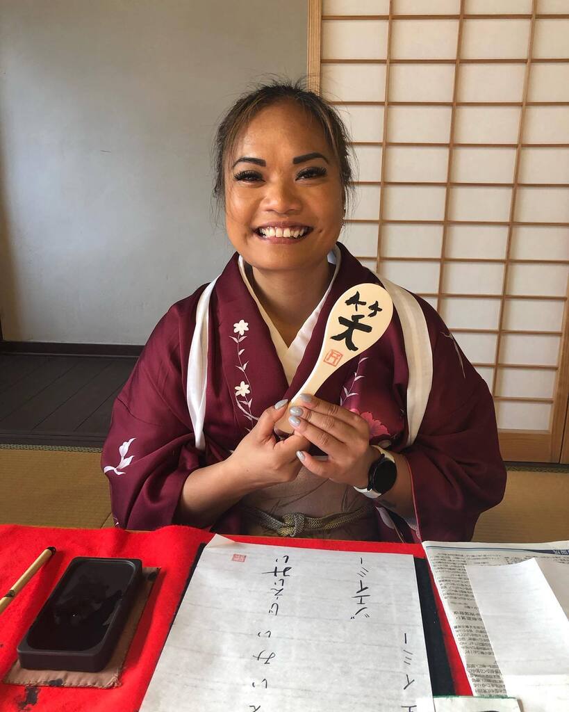 okeikoJapan's tweet photo. 「cultural set of 2 」kimono, tea ceremony and calligraphy.  She was really good when it counts.  look at her  masterpiece!  #okeikojapan #miyajima #komono #kawaii #teacetemony #calligraphy #ricescoop https://t.co/l5MqJPwK6A