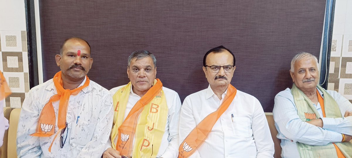 dinesh_chunara's tweet image. #HappyAnniversary
       વટવા વિધાનસભા ના વિકાસ પુરુષ અને પૂર્વ ગૃહરાજ્યમંત્રી શ્રી પ્રદીપસિંહજી જાડેજા બાપુ અને બા ને લગ્નની વર્ષગાંઠ નિમિત્તે ખૂબ ખૂબ શુભેચ્છાઓ..આપનું લગ્નજીવન સદાય મંગલમય રહે તેવી માં ભગવતી શ્રી મહાણી માં ના ચરણો મા પ્રાથૅના 🙏🏻🌹🍫🥧