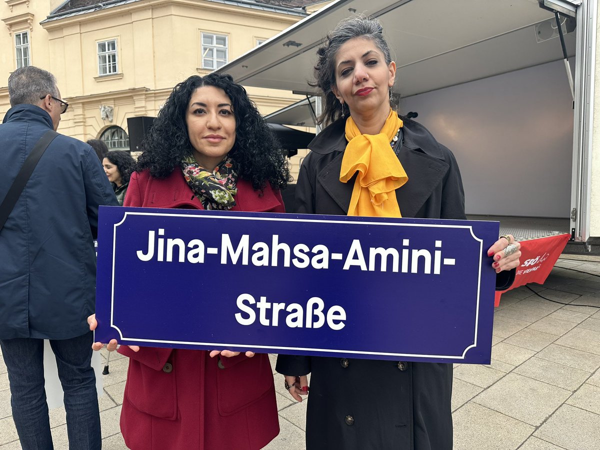 Danke Wien, Berlin sollte sich diese tolle Aktion anschließen. Bedanke mich noch mal bei Wiener Staatsregierung und @ava_farajpoory für ihren tollen Einsatz. Die erste offizielle Jina #MahsaAmini Straße in der Welt. 
Und großen Dank an @ShouraHashemi für ununterbrochene Arbeit
